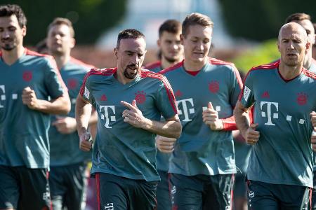 Immer wieder Franck Ribéry: Vor dem Start ins Winter-Trainingslager genehmigt sich der Altstar ein goldüberzogenes Steak im ...