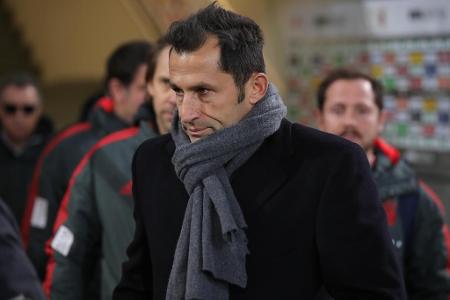 Nach Sieg im Rückspiel gegen Schalke wirft Sportdirektor Hasan Salihamidzic dem 'Sky'-Experten Dietmar Hamann vor, mit seine...