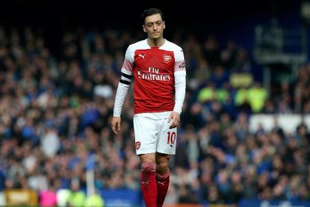 Özil wirft Jacke in Richtung von Everton-Teammanager Silva