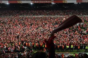 Union-Boss Zingler im Moment des Aufstiegs auf der Toilette