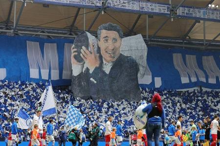 Schalke-Fans mit großer Choreographie für verstorbenen Assauer