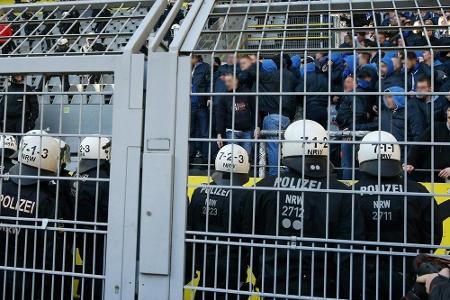 Eine verletzte Polizistin bei Krawallen von Schalke-Ultras