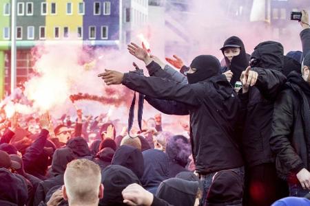 Medien: Londoner Gericht verurteilt Ajax-Hooligans zu 20 Wochen Gefängnis