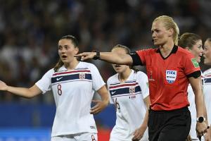 FIFA vermeldet Muskelverletzung: Frauen-WM für Schiedsrichterin Steinhaus vorzeitig beendet