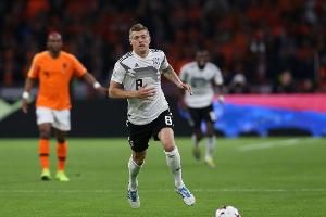 Kroos fordert "viel weniger" Spiele