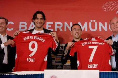 Ein halbes Jahr später wechselt der Mittelfeld-Zampano nach München - zusammen mit Italo-Knipser Luca Toni. Ribéry avanciert...