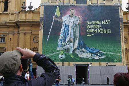 In München rührt man kräftig die Werbetrommel für den neuen Star. Verkleidet im Stil von König Ludwig dem II. grüßt Ribéry i...