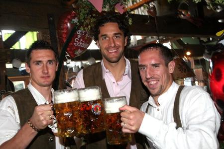 Ribéry passt sich schnell an die bayerische Lebensart an - die ein oder andere Maß mit den Teamkollegen auf der Wiesn inbegr...