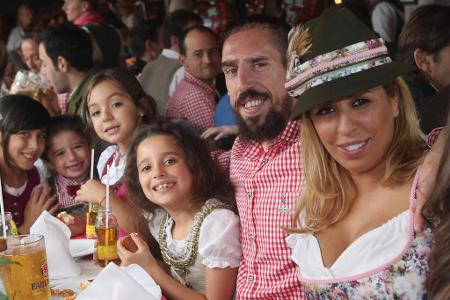 Auf dem Oktoberfest lässt sich Ribéry auch gerne im Kreise seiner Familie ablichten. Seine Frau Wahiba kennt er seit seiner ...