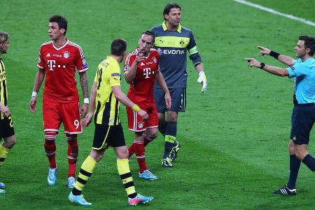 Bei Nicht-Bayern-Fans und Gegenspielern ist Ribéry ebenfalls nicht sonderlich beliebt. Immer wieder sorgt er mit Tätlichkeit...