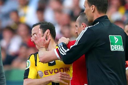 2016 im Finale um den DFB-Pokal greift Ribéry Dortmunds Gonzalo Castro ins Gesicht - und sieht dafür nur die Gelbe Karte.