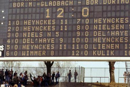 'Kann Gladbach 11 Tore schießen?', fragt die 'Bild'. Es kann. Es hört gar nicht mehr auf. 'Am Ende hat der Schiedsrichter di...