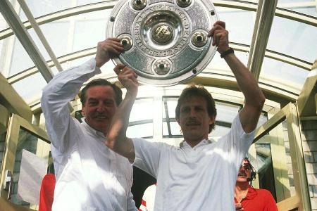 Ralf Weber ist nur mit vereinten Kräften aufzuhalten. Drei, vier Betreuer stellen sich dem Mittelfeldspieler von Eintracht F...