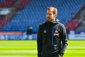 Riesiges Sponsorenlogo ein PR-Gag: Huddersfield spielt mit blanker Brust