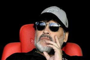 Maradona erfolgreich am Knie operiert