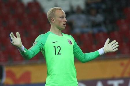 Norwegen: Fan bewirft Torhüter mit Wasserflasche