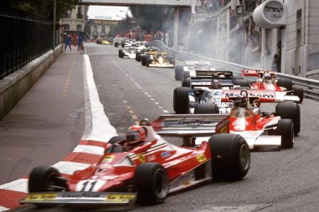 Vom Typen her könnten Niki Lauda (l.) und James Hunt (dahinter) unterschiedlicher nicht sein. 1976 erreicht die Rivalität de...