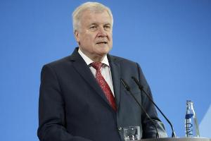 EU-Richtlinie bedroht Kunstrasenplätze, Seehofer fordert Übergangsfrist