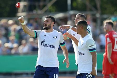 Schalke gegen Dorfklub mit wenig Glanz in Runde zwei - Fanprotest gegen Tönnies