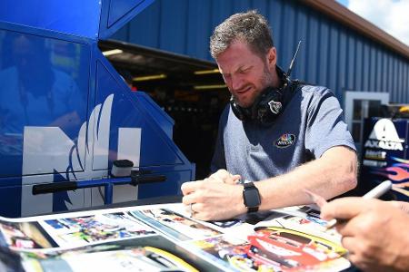 Früherer Nascar-Champion Earnhardt jr. überlebt Bruchlandung