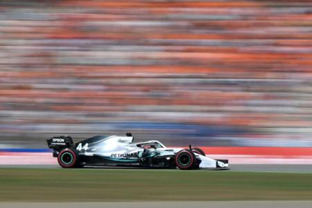 Hamilton im Training vor Verstappen und Vettel