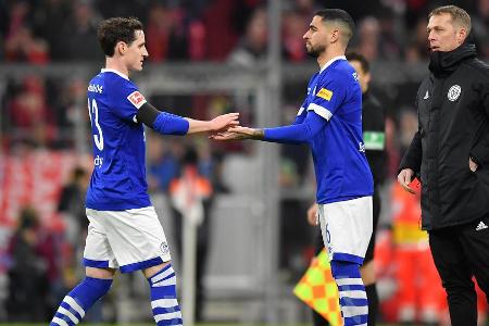 ... Vier Tage nach dem Pokal-Rausch verliert Schalke mit 1:3 beim FC Bayern. Bereits nach 33 Minuten wechselt Tedesco den ei...