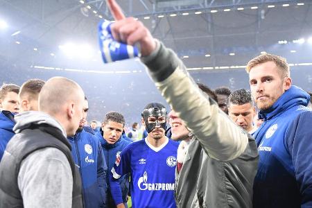 ... Nach der Partie gegen Düsseldorf betreten zwei Abgesandte der Ultras Gelsenkirchen den Platz und zwingen Ersatzkapitän B...