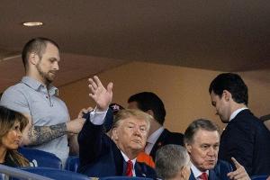 Trump schaut Baseball - und wird ausgebuht