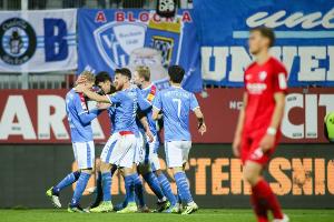 Kurioser Elfer in Kiel - Aue verpasst Sprung auf Platz zwei