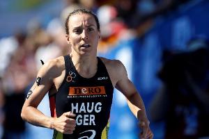 Ironman-Siegerin Haug im Goldenen Buch von Bayreuth