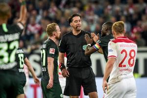 Wolfsburg sauer: "Dieser Ball war ganz klar aus!"