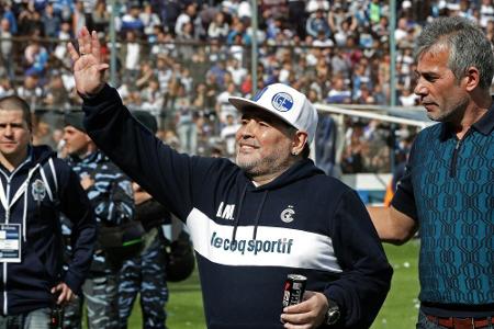 Maradona bei Vorstellung in La Plata euphorisch gefeiert