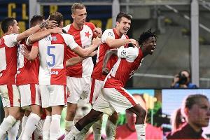 Prag-Derby: Aus Plüschtierwürfen wird Spende für guten Zweck