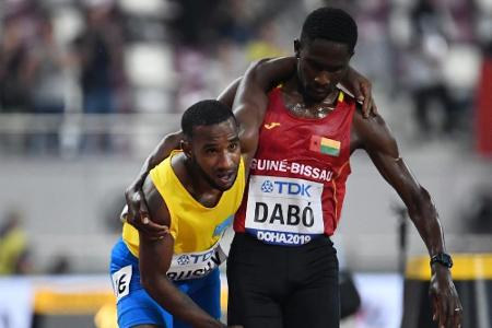 Fairplay der WM-Exoten: Guinea-Bissaus Dabo schleppt Arubas Busby ins Ziel