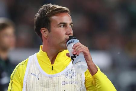 Mario Götze schaut mit einem Leibchen am Spielfeldrand zu, wie elf andere Stars für den BVB spielen dürfen - 'c'est comme ça...