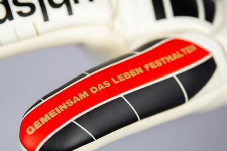 Enke: Spezielle Torwarthandschuhe für den guten Zweck