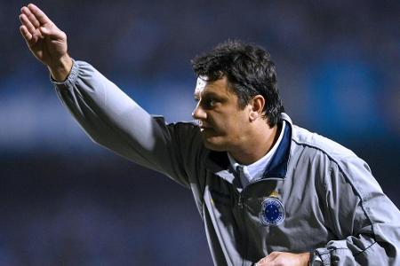 Ringelpiez mit Anfassen: Brasilianischer Trainertanz im Abstiegskampf