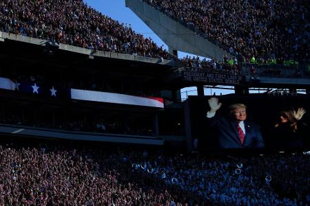 Willkommene Abwechslung: Trump beim College-Football gefeiert