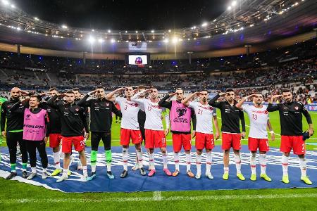 Auch nach dem Schlusspfiff salutierten zahlreiche Spieler vor den türkischen Fans auf der Tribüne.