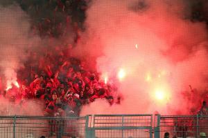 Berlin-Derby nach Pyro-Geschossen unterbrochen