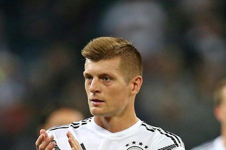 DFB-Spieler präsentieren Trikot in Berlin in Bus und Museum