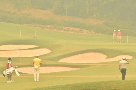 Buschbrände in Sydney: Golfer mit Gesichtsmaske