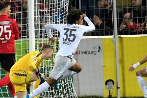 Bayern-Joker Zirkzee feiert Tor mit Selfie auf dem Platz