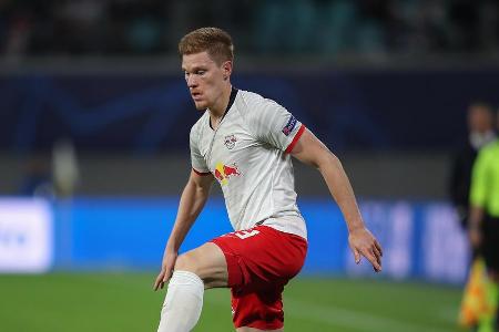 Setzte regelmäßig zu seinen Vorstößen in die Offensive an, agierte aber meist etwas mit angezogener Handbremse. Ließ hinten ...