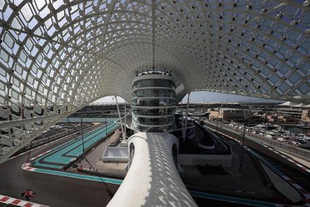 Charakteristisch für den Yas-Marina-Circuit ist ein Abschnitt, der mitten durch ein Hotel hindurch führt, das durch eine Brü...