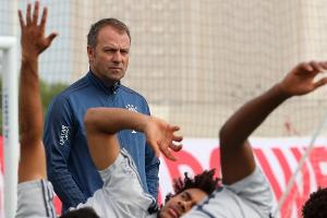 Flick bewertet Trainingslager positiv und hofft auf baldige Gnabry-Rückkehr