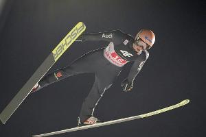 Skispringen: Geiger führt zur Halbzeit - Schmid Vierter