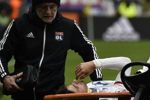 Frankreich: Lyon-Spieler Terrier bricht zusammen