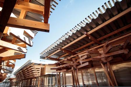 Tokio-Organisatoren präsentieren Village Plaza aus gespendetem Holz