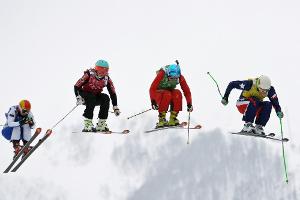 Skicrosserin Maier fährt auf das Podest